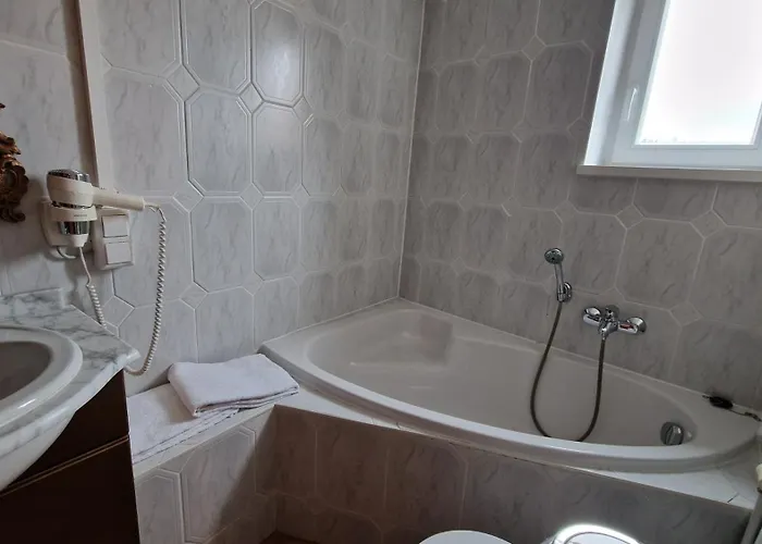 Alte Pfarrey 호텔 뉴라이닝언